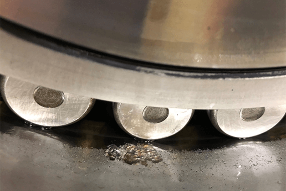 Pitting on bearing race - 1st intermediate output end